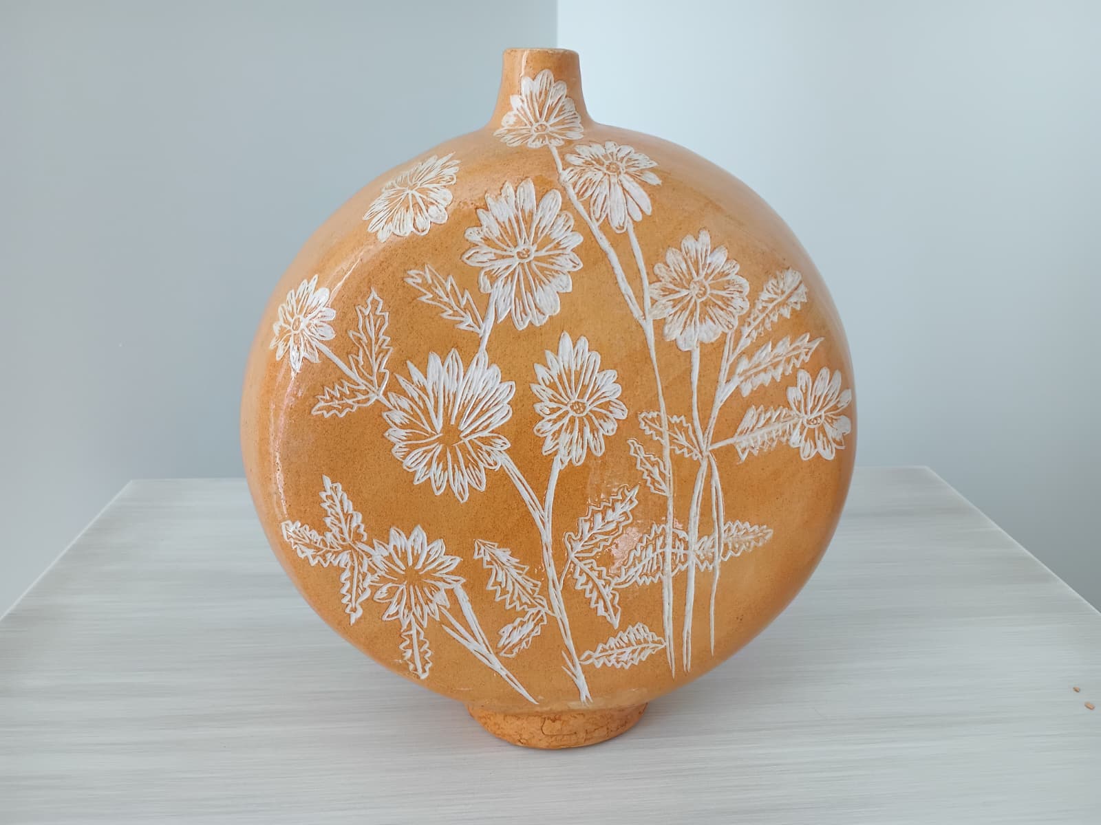 Güneşin Dokunuşu: Sgraffito Papatya Desenli Terracotta Vazo